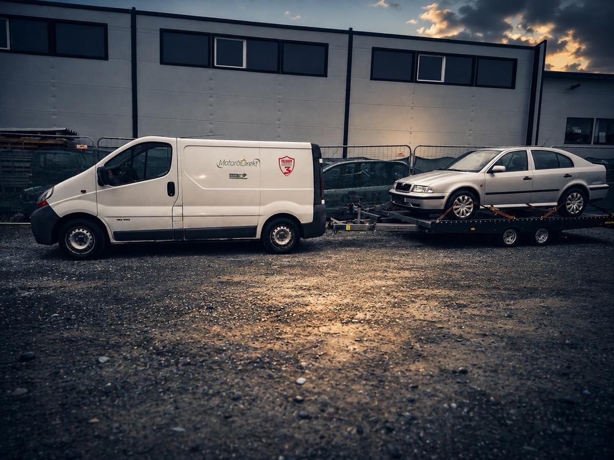 KFZ Baumegger transportiert ein Fahrzeug sicher auf einem Anhänger